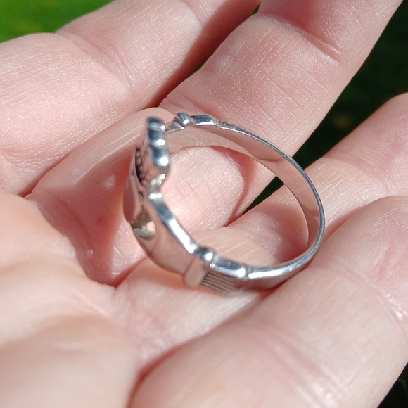 New Men's Silver Claddagh Ring. - Picture 7 of 11